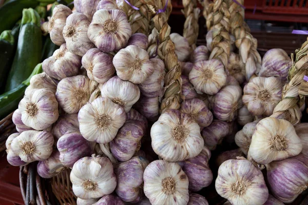 Bulbos de alho no mercado — Fotografia de Stock