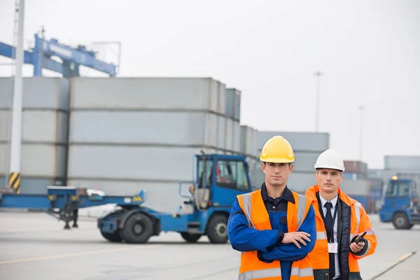 Lavoratori fiduciosi nel cantiere navale — Foto Stock