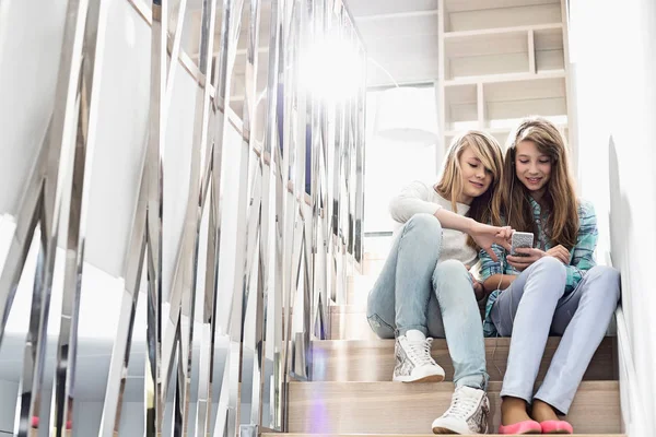 Sisters listening to music — Stock Photo, Image