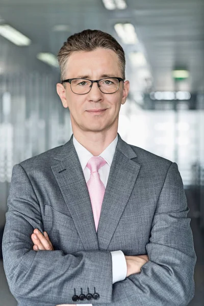 Businessman standing with arms crossed — Stock Photo, Image