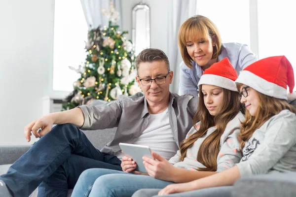 Familia usando tableta digital — Foto de Stock