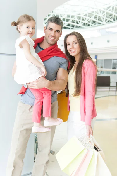Father and mother with daughter in shopping mall — Stock Photo, Image