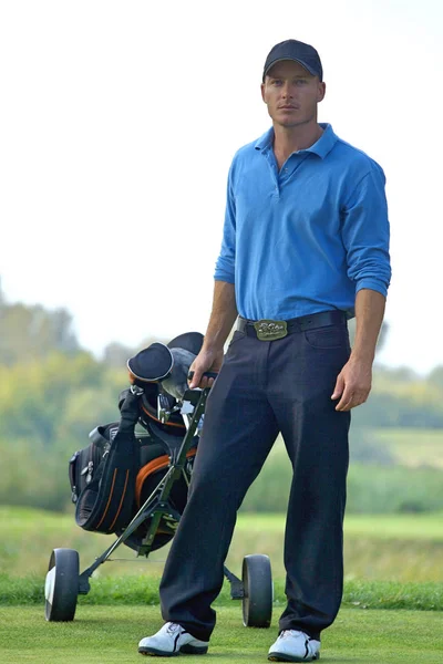 Man carrying trolley with golf bag — Stock Photo, Image