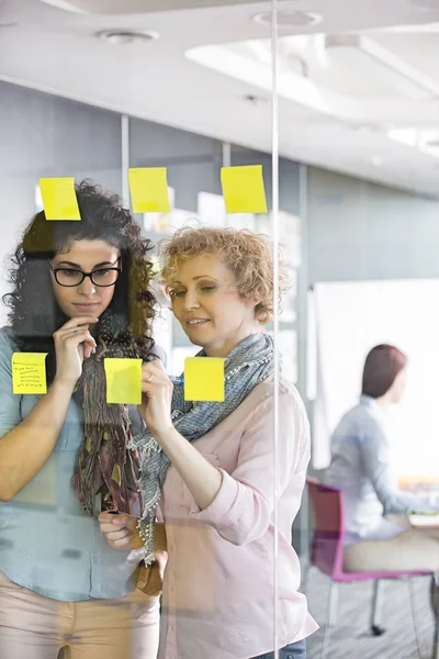 Podnikatelky debaty s poznámek sticky notes — Stock fotografie