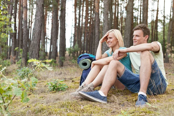 Young hiking couple relaxing — Stock Photo, Image