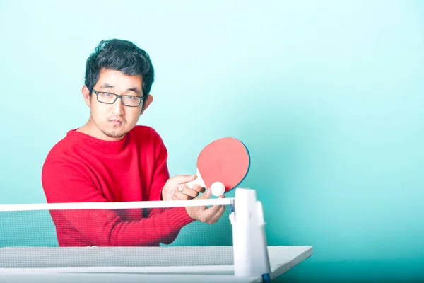 Mann spielt Tischtennis — Stockfoto