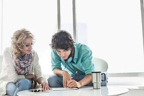 Empresarios que trabajan en la oficina creativa — Foto de Stock