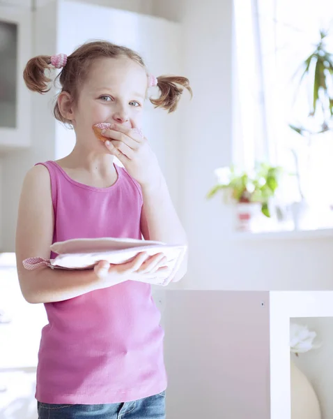Κορίτσι τρώει τούρτα — Φωτογραφία Αρχείου