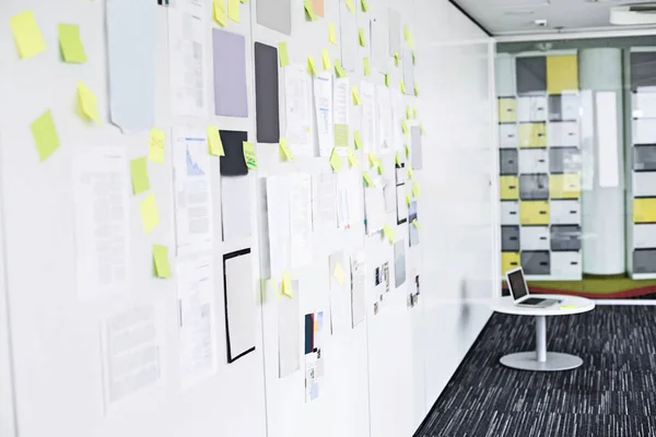Sticky notepapers on wall — Stock Photo, Image