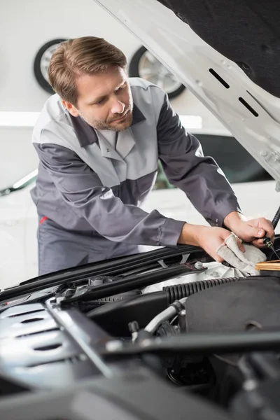 Mechaniker repariert Auto-Motor — Stockfoto