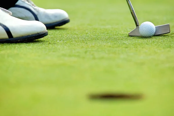 Golfista na polu golfowym — Zdjęcie stockowe