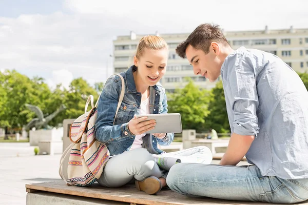 Vrouw met vriend met behulp van digitale Tablet PC — Stockfoto