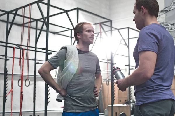 CrossFit spor salonunda konuşurken erkekler — Stok fotoğraf