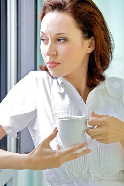 Vrouw die 's morgens koffie drinkt — Stockfoto