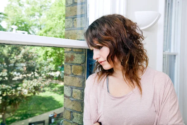 Jeune femme dans un bureau branché — Photo