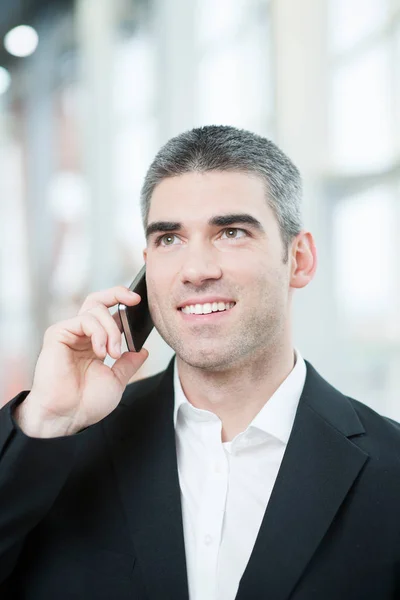 Бизнесмен разговаривает по мобильному телефону — стоковое фото