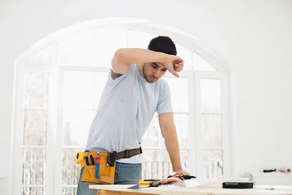 Carpenter in new house — Stock Photo, Image