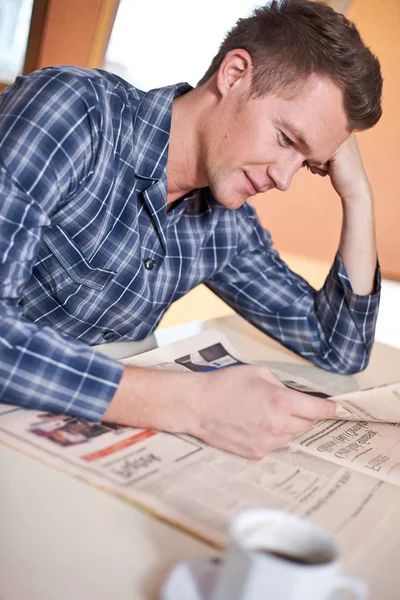 Jovem lendo jornal — Fotografia de Stock