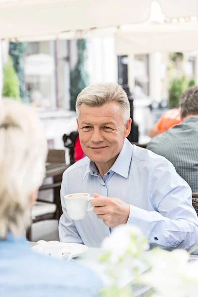 Medelålders par med kaffe — Stockfoto