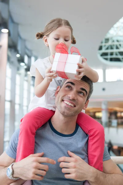 Chica se sienta en los hombros de los padres — Foto de Stock