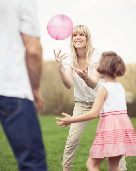 Rodziców z córką, rzucając piłkę — Zdjęcie stockowe