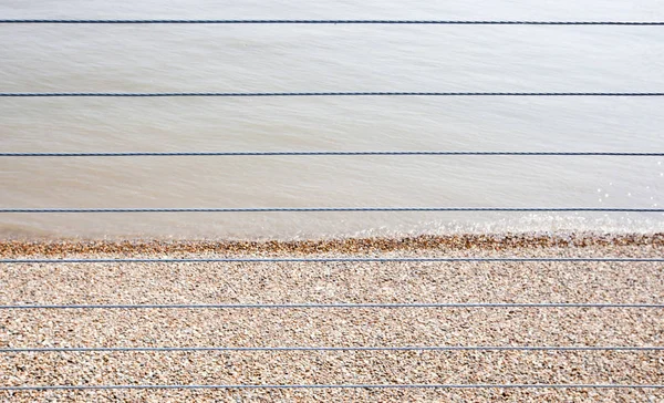 Floden Themsen och klapperstensstränder stranden — Stockfoto