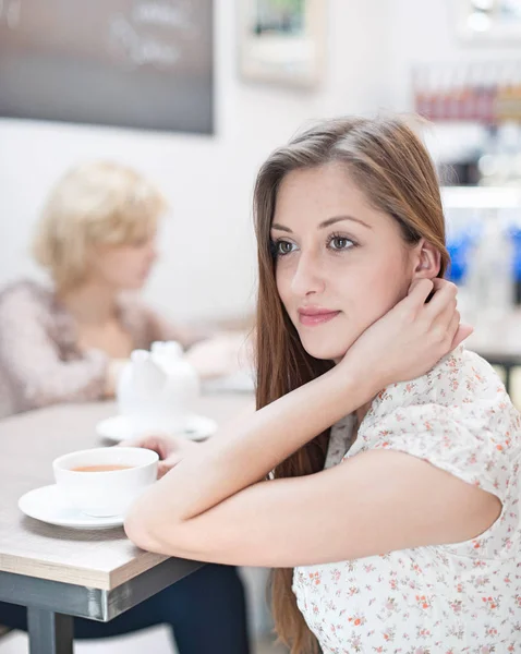 Vrouw met koffie in Cafe — Stockfoto