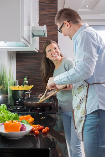 Happy couple preparing food — Stock Photo, Image