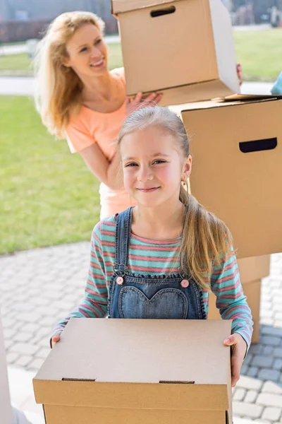 Mother and daughter with cardboard boxes — Stock Photo, Image