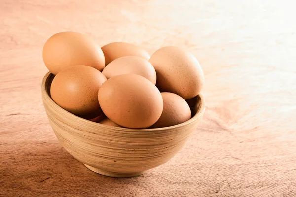 Сырые яйца в миске — стоковое фото