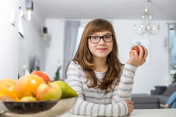 10 代の少女は、リンゴを押し — ストック写真
