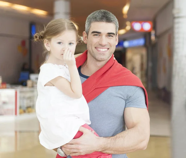 Pai segurando filha jovem — Fotografia de Stock