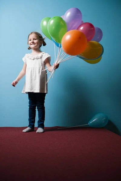 Chica sosteniendo montón de globos —  Fotos de Stock