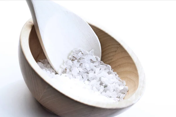 Grani di sale su cucchiaio — Foto Stock