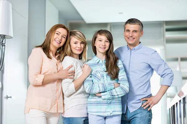 Boldog család gyerekekkel — Stock Fotó