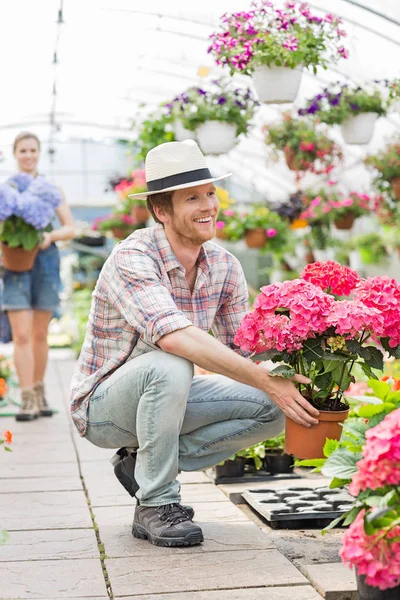Jardineiro masculino segurando vaso de flores — Fotografia de Stock