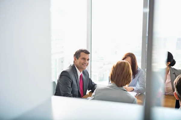 Empresarios en sala de conferencias — Foto de Stock