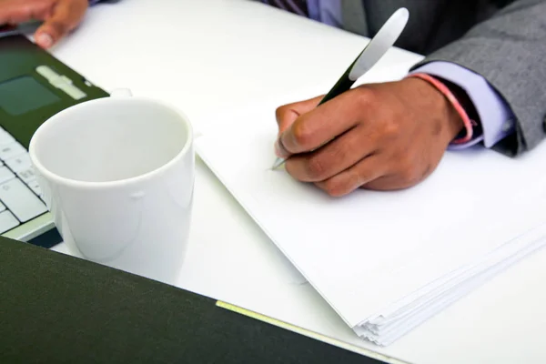 Hombre escribiendo en papel —  Fotos de Stock