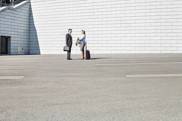 Businesspeople with luggage talking — Stock Photo, Image