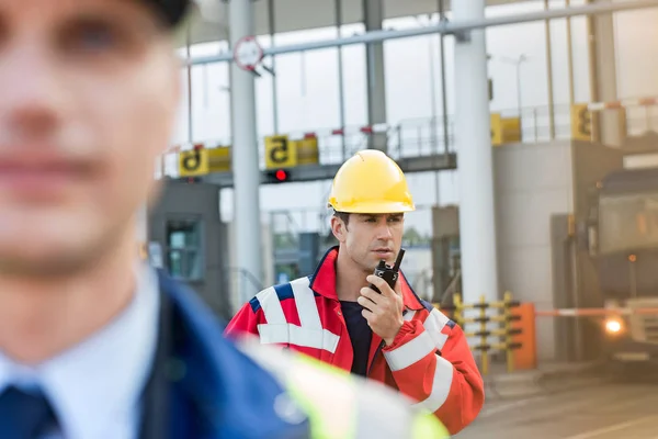 Mężczyzna robotnik przy użyciu walkie-talkie — Zdjęcie stockowe
