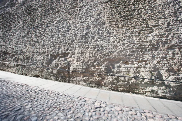 Taş duvar ve Arnavut kaldırımı sokak — Stok fotoğraf