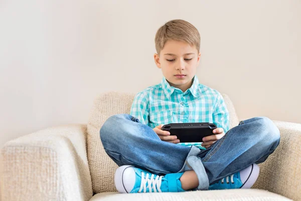 Junge spielt Videospiel — Stockfoto