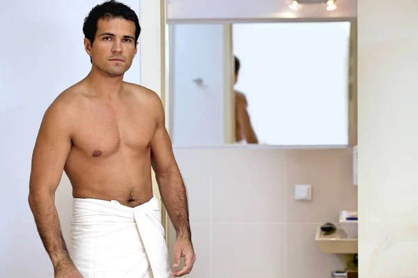 Muž zabalený do ručníku — Stock fotografie