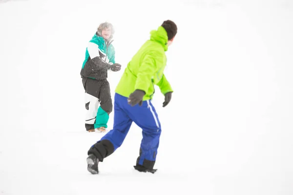 Amigos teniendo pelea de bolas de nieve — Foto de Stock