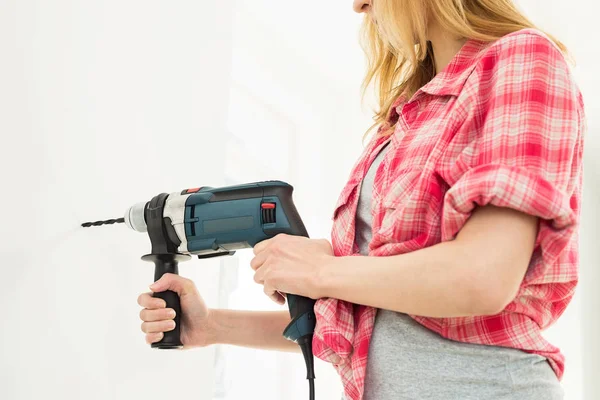 Woman drilling wall — Stock Photo, Image