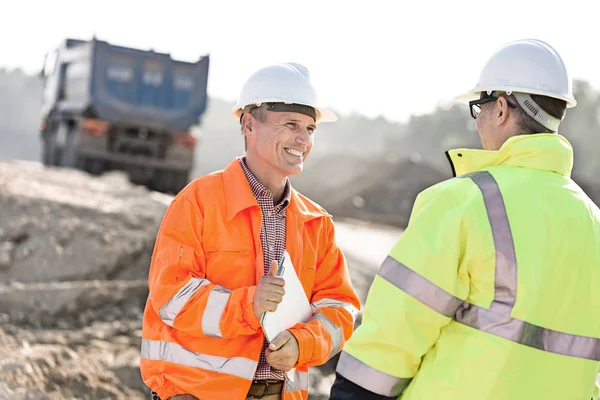 Mutlu mühendis meslektaşı ile tartışıyor 