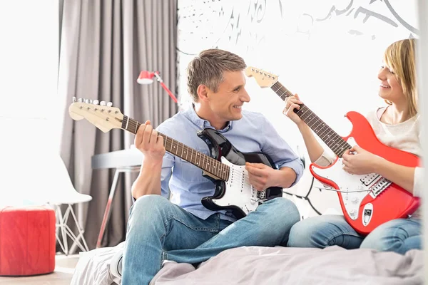Father and daughter playing guitars — Stock Photo, Image