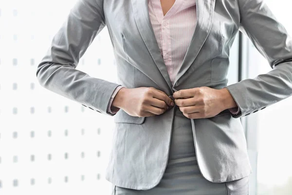 Femme d'affaires boutonner son blazer — Photo