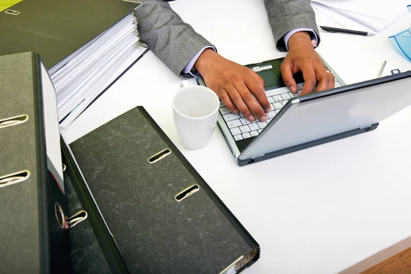 Hombre indio escribiendo en el ordenador portátil — Foto de Stock