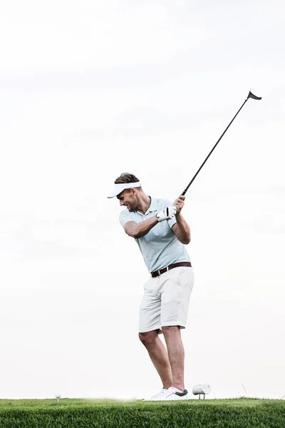 Hombre medio adulto balanceo club de golf — Foto de Stock